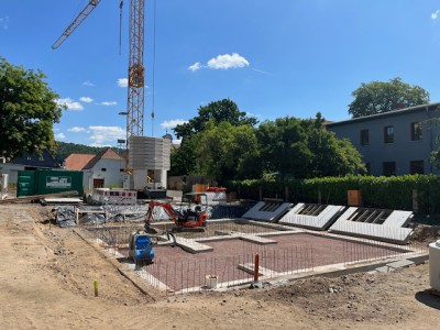 Im Keller (offener Keller) werden als Fußboden Pflastersteine eingebaut, um das Gebäude bei eventl. auftretendem Hochwasser vor größeren Schäden zu schützen 